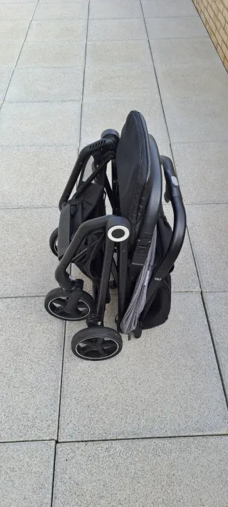 Carrito de bebé gris