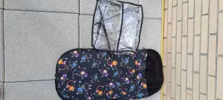 Carrito de bebé gris