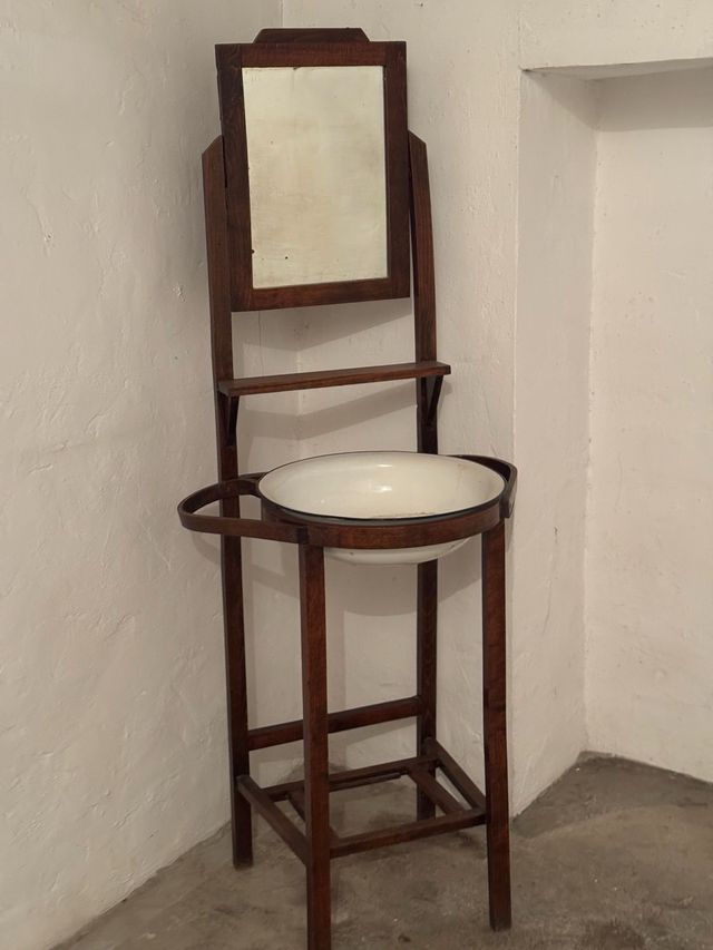 Palanganero antiguo de madera con espejo