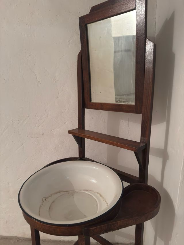 Palanganero antiguo de madera con espejo