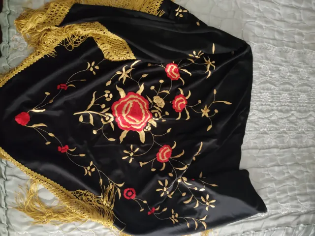 Mantón negro bordado dorado y rojo