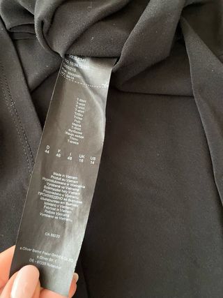 Maglia nera s.Oliver con maniche a volant