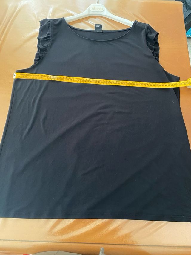 Maglia nera s.Oliver con maniche a volant