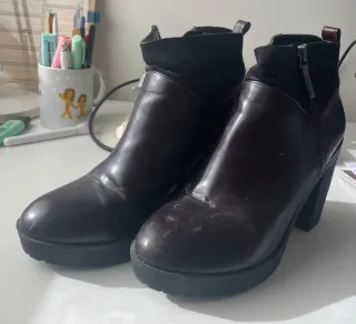 Botines de tacón color berenjena