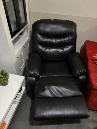 Divani e poltrona rossi grandi e medi a 2 posti.