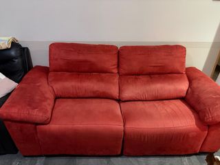 Divani e poltrona rossi grandi e medi a 2 posti.