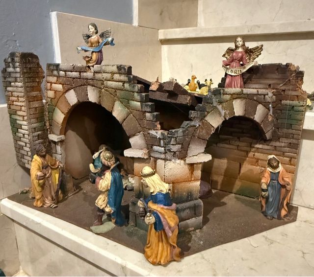 Portale di Betlemme con figure in resina