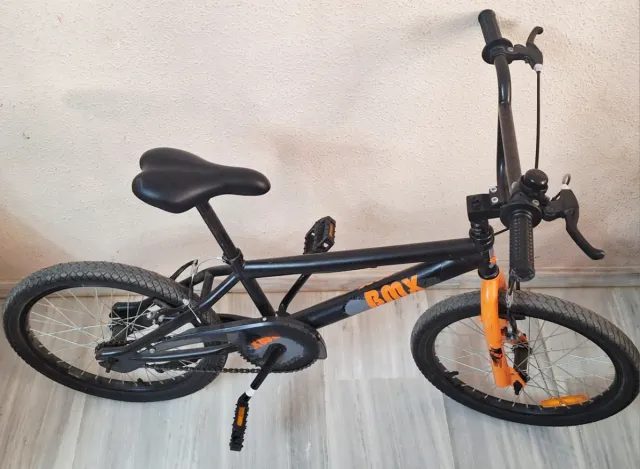 Bicicleta BMX Negra y Naranja