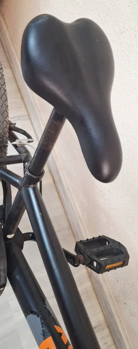 Bicicleta BMX Negra y Naranja