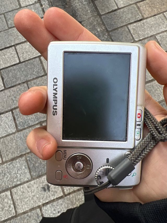 Fotocamera digitale Olympus FE-190 da 6,0 MP