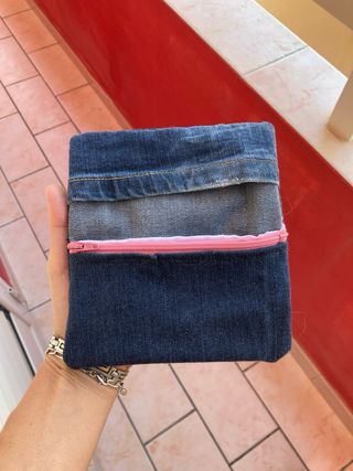 Porta tabacco in jeans con zip rosa