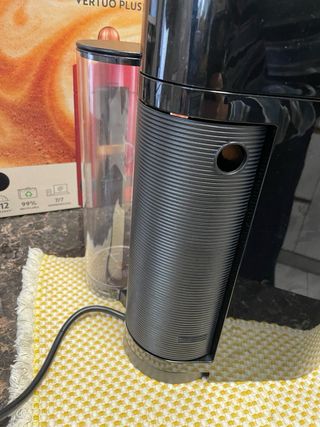 Cafetera Nespresso Vertuo Plus negra