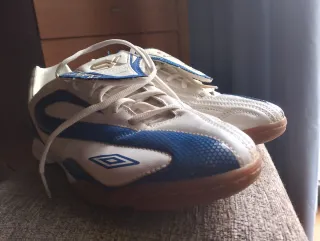 Zapatillas Futsal Umbro Blancas y Azules
