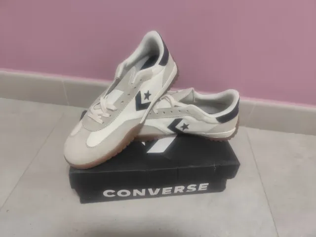 Sneakers Converse beige e bianche