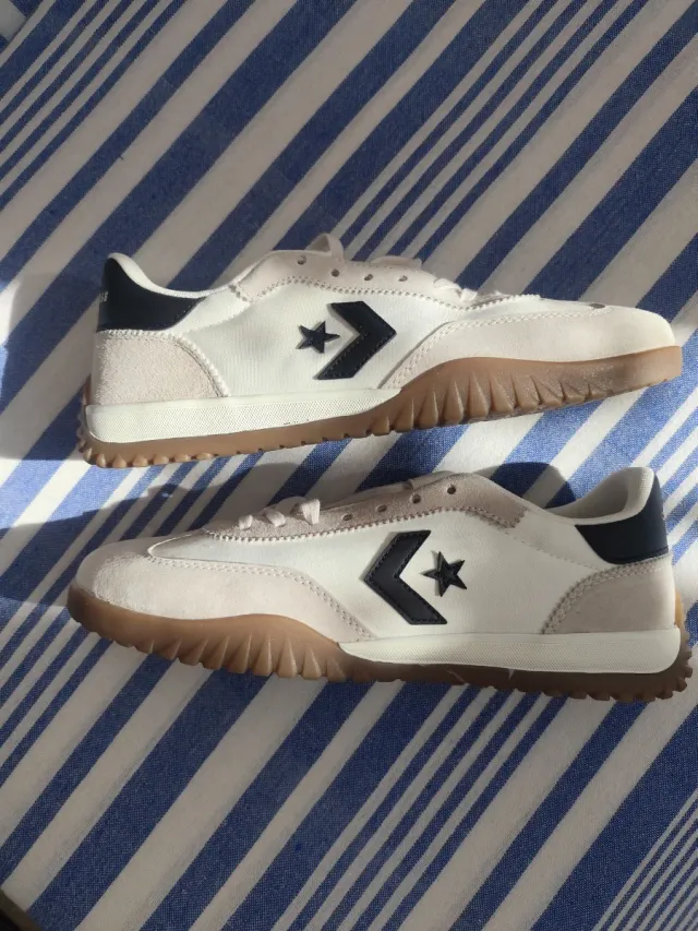 Sneakers Converse beige e bianche