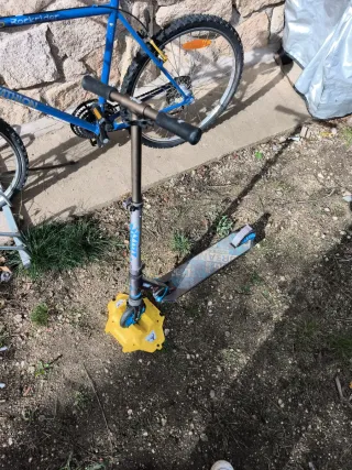 Patinete, con base amarilla