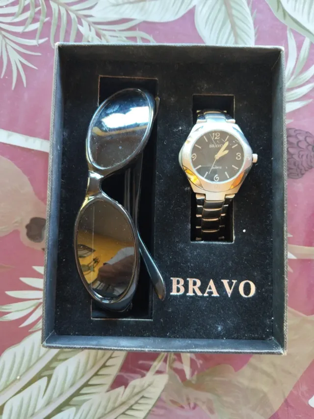 Reloj BRAVO con gafas de sol