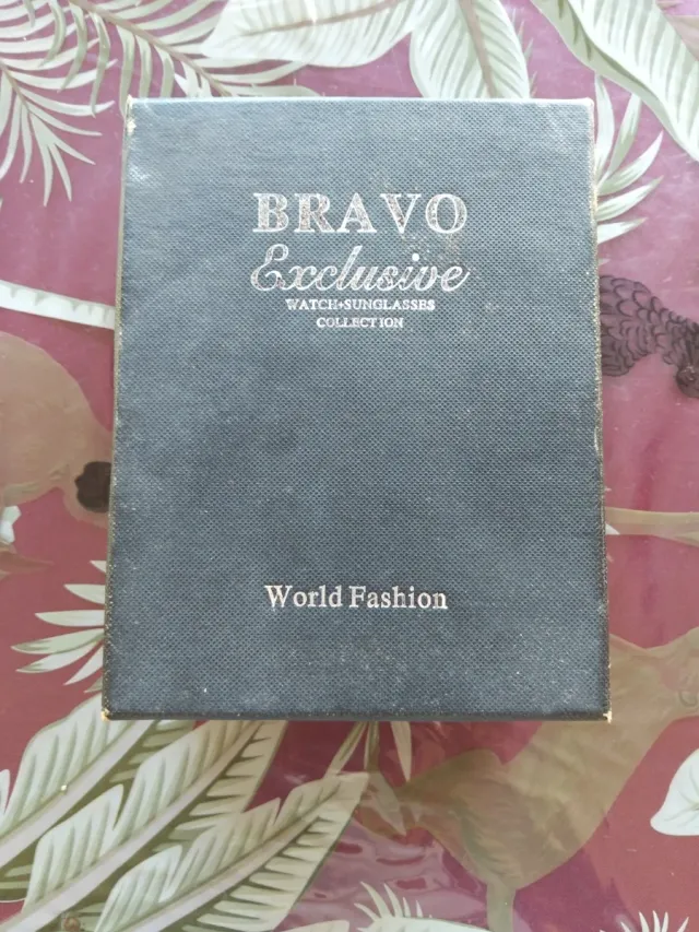 Reloj BRAVO con gafas de sol