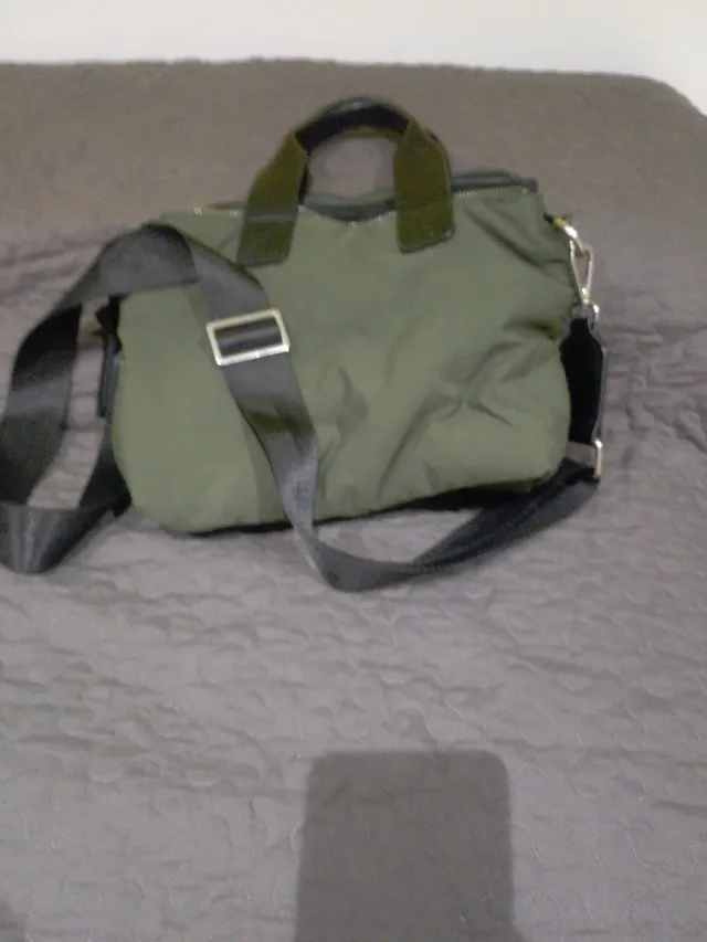Bolso verde con correa