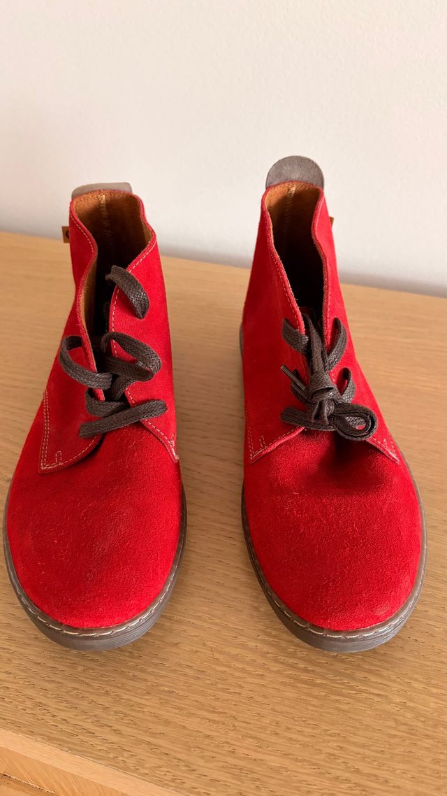 Botines rojos de ante