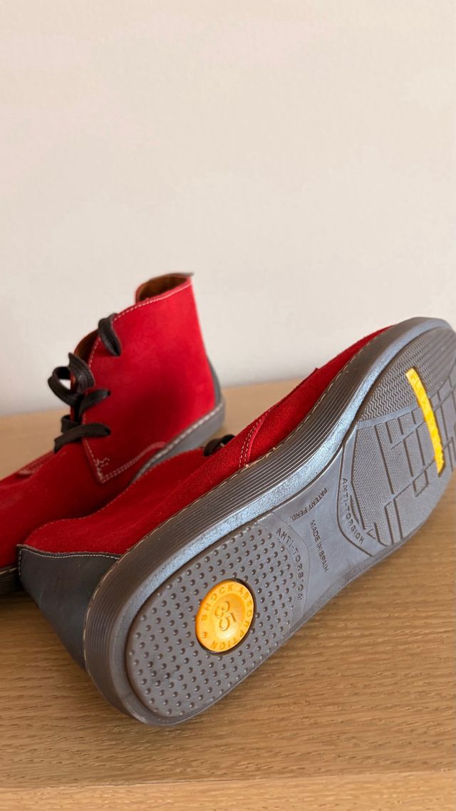 Botines rojos de ante