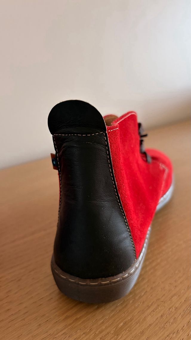 Botines rojos de ante
