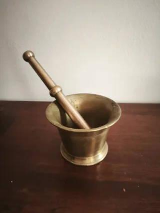 Mortero y mano de bronce antiguo