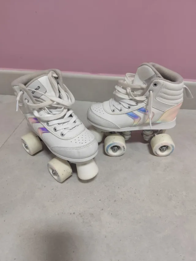 Pattini bianchi a 4 ruote per ragazze. Taglia 33