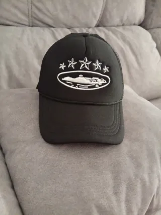 Gorra negra con logo de estrellas y cocodrilo