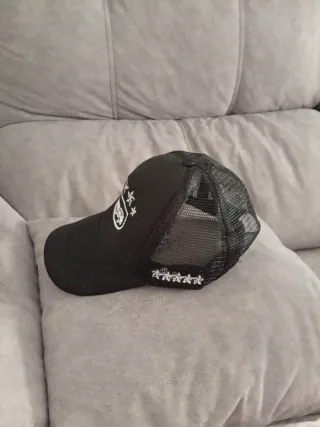 Gorra negra con logo de estrellas y cocodrilo