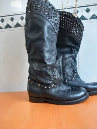 Botas Bibi Lou con tachuelas negras