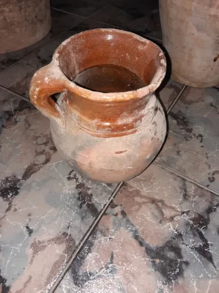 Tinaja antigua de barro