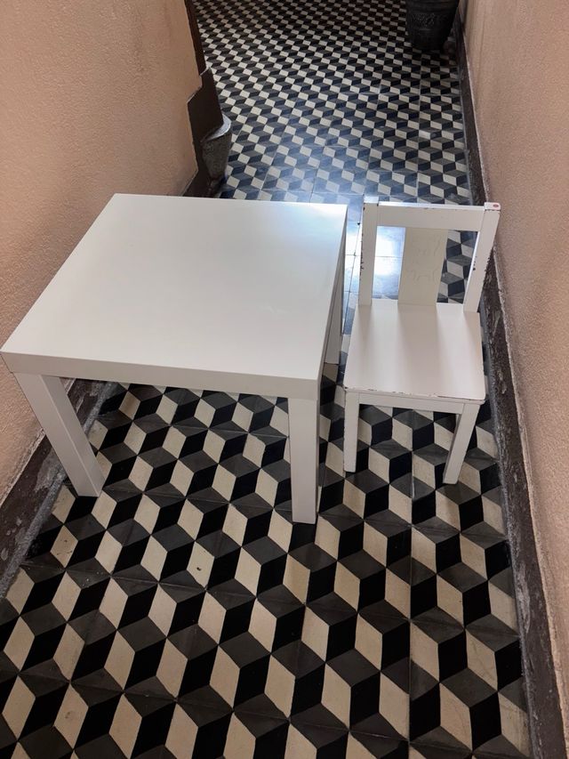 Set tavolo e sedie per bambini bianchi