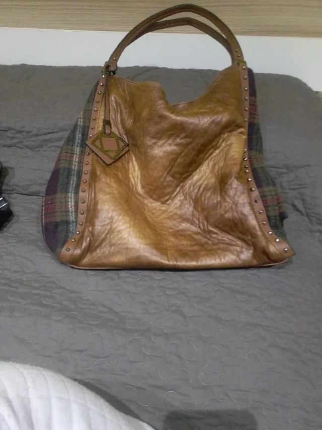 Bolso de piel marrón con detalles de cuadros