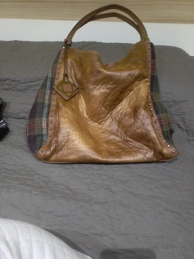 Bolso de piel marrón con detalles de cuadros