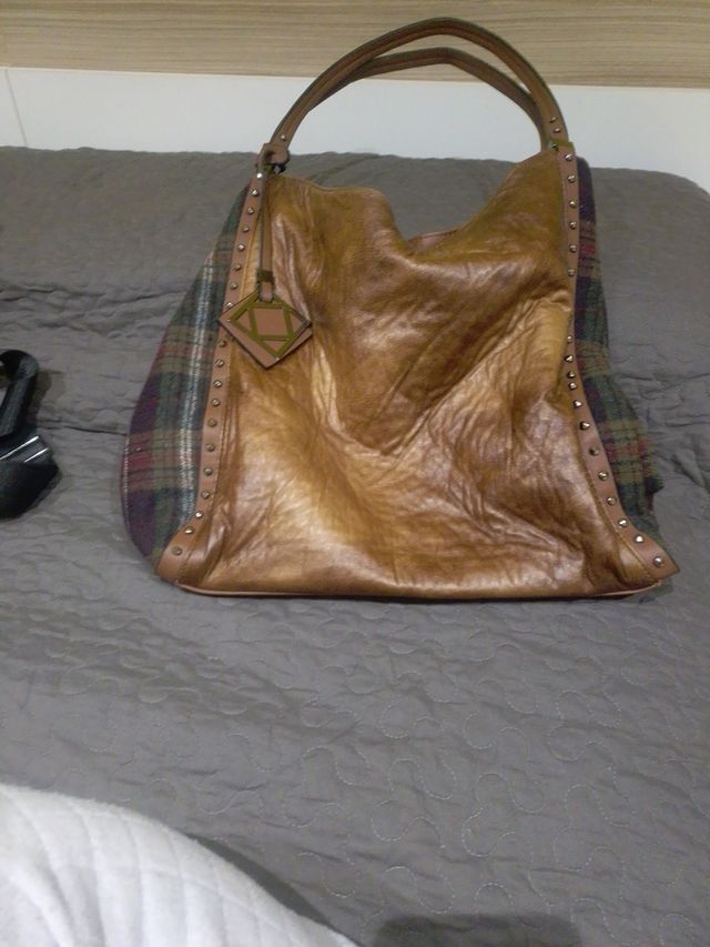 Bolso de piel marrón con detalles de cuadros