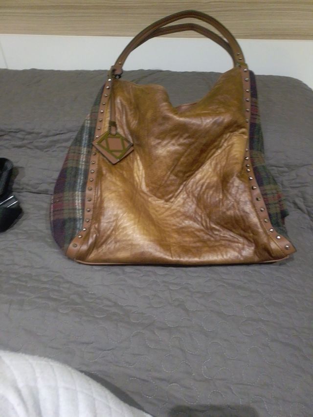 Bolso de piel marrón con detalles de cuadros