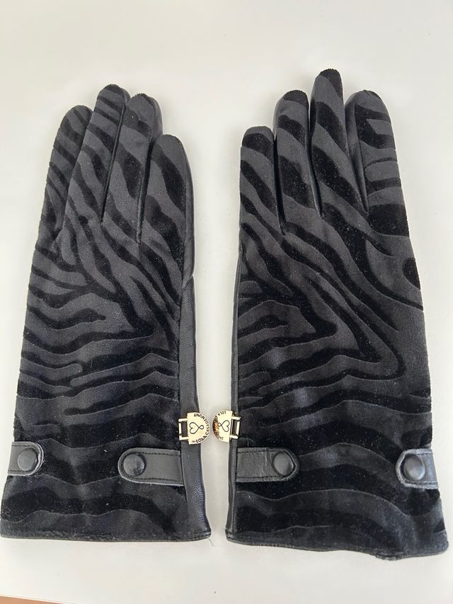 Guantes Lola Casademunt.