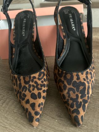 Zapatos tacón bajo animal print Primark talla 39.