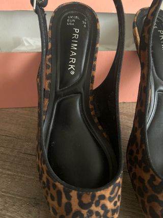 Zapatos tacón bajo animal print Primark talla 39.