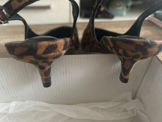 Zapatos tacón bajo animal print Primark talla 39.