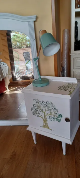 Comodino bianco con stencil ad albero