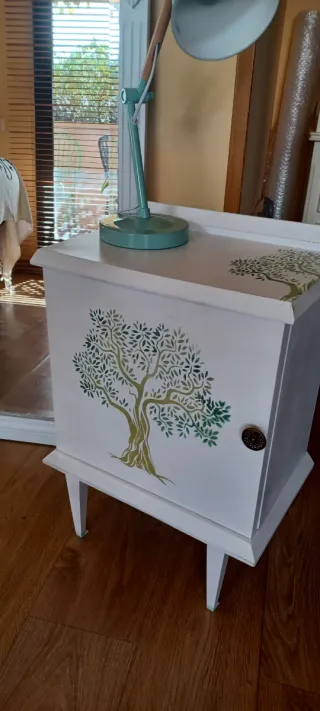 Comodino bianco con stencil ad albero