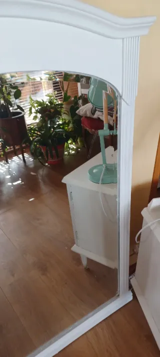 Comodino bianco con stencil ad albero