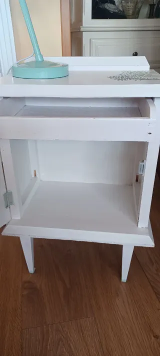 Comodino bianco con stencil ad albero