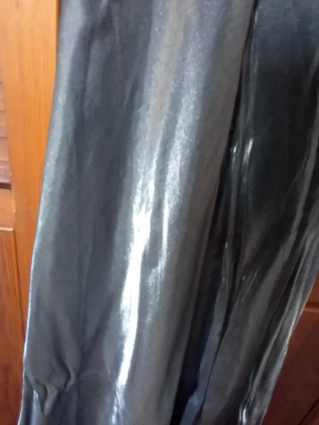 Vestido de fiesta gris con pedrería