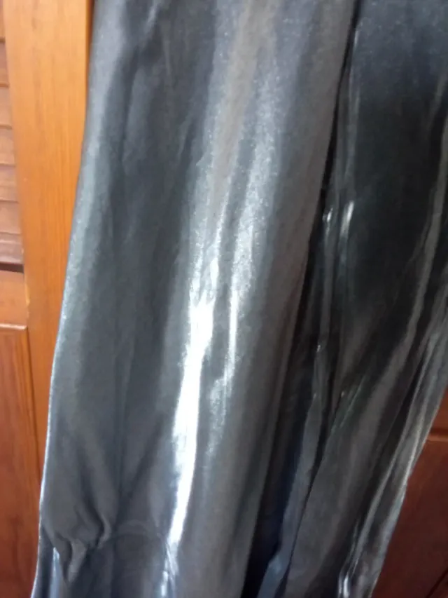 Vestido de fiesta gris con pedrería