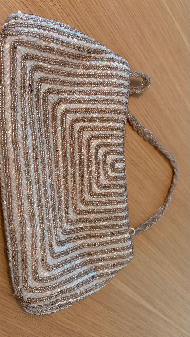 Bolso de fiesta con pedrería y chal a juego