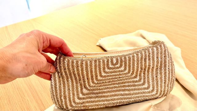 Bolso de fiesta con pedrería y chal a juego