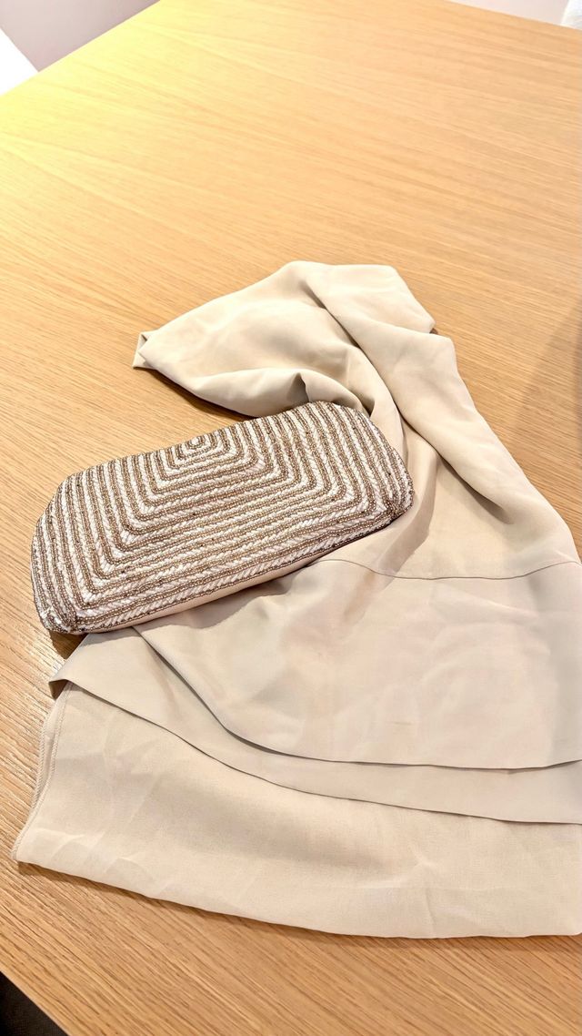 Bolso de fiesta con pedrería y chal a juego